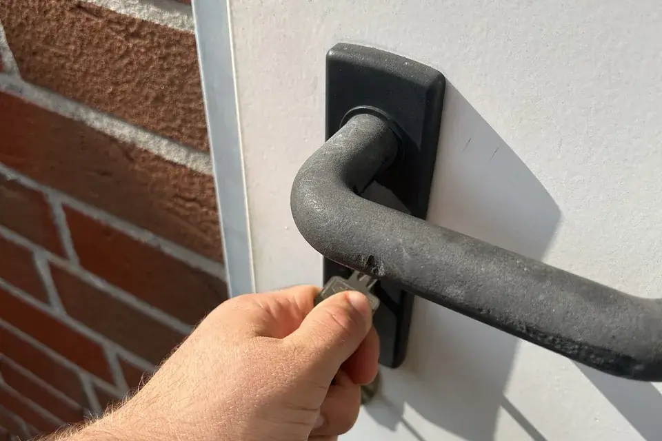 Techniker von Hannover Schlüsseldienst Otcu bei einer Türöffnung